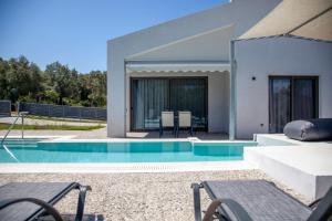 利吉亚Naiades Villas的一座带游泳池和房子的别墅