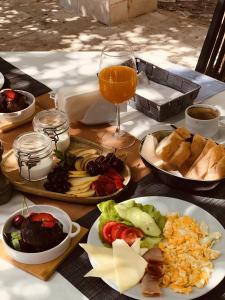 科托尔格拉乐艺术酒店的餐桌,盘子和一杯橙汁