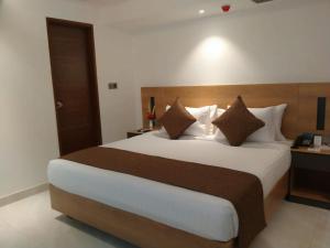 MādhabdiHotel X Narsingdi的一间位于酒店客房内的带大床的卧室