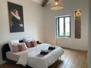AnneyronMY BOUTIQUE GUESTHOUSE - Fabulous Suites 10 Min A7 -的一间卧室配有一张壁画床