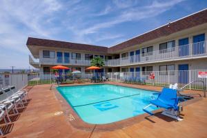圣乔治Motel 6 Saint George, UT的一个带椅子的酒店游泳池