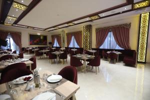 梅克内斯Z Hotel Meknes的用餐室设有桌椅和窗户。