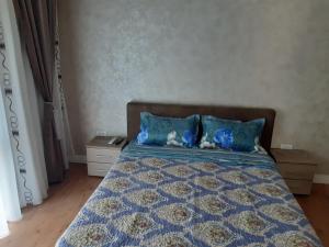 那沃达利Casa Andrei的一张带蓝色棉被和两个蓝色枕头的床