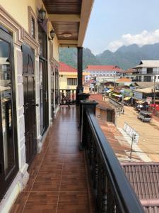 万荣索泰餐厅旅馆的享有城镇景致的阳台