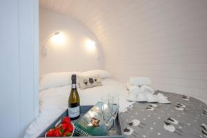BenderlochEwe pod, luxury glamping pod with hot tub, Croft4glamping的客房内的桌子上放一瓶葡萄酒