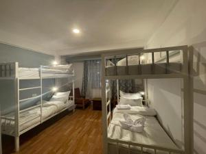 甘托克Mellow Fellow Hostel的卧室配有2张双层床和白色床单