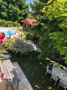 MormontLe Rouge & Blanc的一个带野餐桌和长凳的庭院