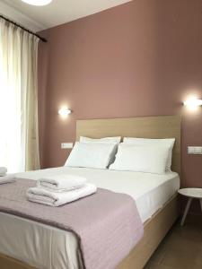 普里诺斯Tasos Rooms的一间卧室配有带白色床单和枕头的床。