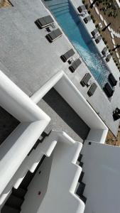 纳克索乔拉Naxian Secret的享有带游泳池的建筑的空中景致