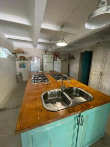 乌雷基Qiwi House的厨房配有水槽和台面