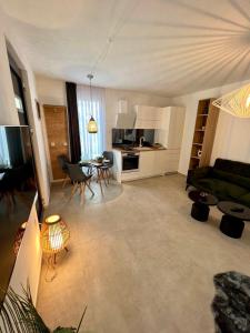 梅杜林Apartmani CUBE A的客厅配有沙发和桌子