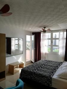马卡尔斯卡Apartmani Mistral的一间卧室配有一张床和吊扇