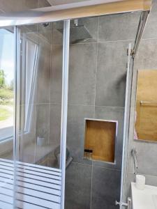 乌马格Stefan 1的带淋浴和盥洗盆的浴室