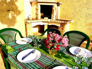 苏托莫雷Holiday Home Viko的一张带盘子和鲜花的桌子和一个壁炉