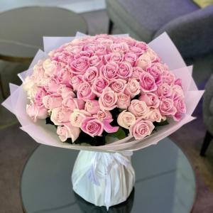 Sīdī Ḩamzahفندق السد الخليجى的一张桌子上花瓶里一束粉红色玫瑰花