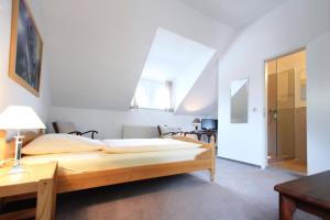 希尔泽Hotel Galerie的一间卧室配有一张大木床。