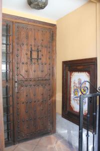 马德里玛丽亚荣达旅馆的房间的角落处有大木门