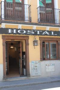 马德里玛丽亚荣达旅馆的带有读取水管标志的建筑物