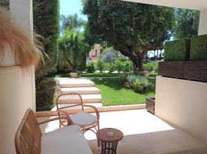卡萨马塞拉Vigne Vecchie的一个带椅子的庭院,享有花园的景色