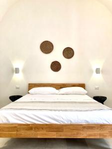 法维尼亚纳Dimora delle Tonnare的卧室配有一张壁挂两盘的床