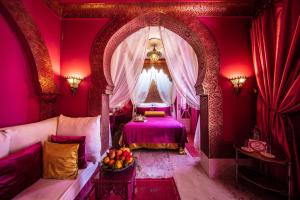 杰迪代Riad Dar El Malaika的紫色客房,配有一张床和一个窗户