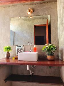 杰里科科拉Villa Valencia的浴室的柜台设有水槽和镜子