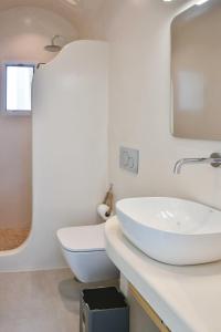纳克索乔拉Dedalos Studios Naxos的白色的浴室设有卫生间和水槽。