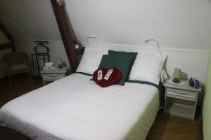 Nothalten瓦卡萨斯庄园度假屋的一张白色的床,上面有两个枕头