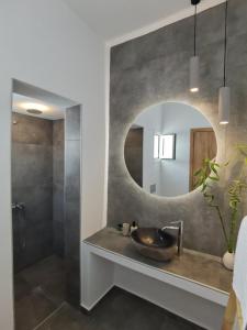 佩里萨Villa Konstantinos的一间带水槽和镜子的浴室