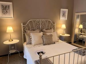 蒙蒂基亚里Villa House and Garden B&B的一间卧室配有一张带金属床头板和枕头的床。