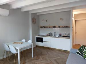 维罗纳HomeThirtyFour的白色的厨房配有白色的桌子和椅子