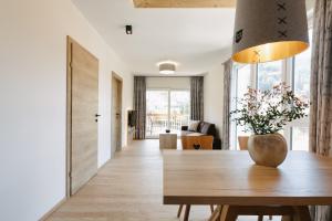 恩斯塔尔豪斯Apart33 by Apart4you的客厅配有木桌和花瓶