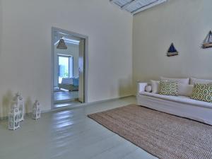 纳乌萨Flair Naousa的白色的客厅配有沙发和地毯