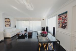 PikérmionSia's Luxury Maisonette的客厅配有白色的沙发和桌子