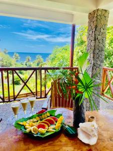 GuilletMabrika Resort Dominica的桌上的盘子,配酒杯