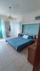 伊利索斯Villa Katerina的一间卧室配有一张带蓝色棉被的床