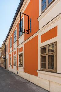 杰尔r12 Apartments的街道上的一座橙色和白色的建筑