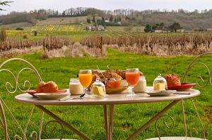 蒙巴兹雅克Clair de Vigne的一张桌子,早餐包括橙汁和羊角面包