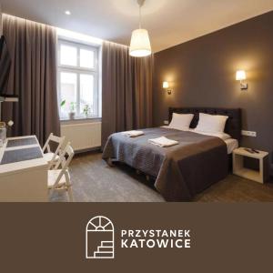 卡托维兹Przystanek Katowice Mariacka 26的酒店客房设有床和窗户。