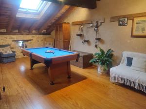 托雷瓦尔德圣佩德Casa Pinines的客厅配有台球桌和沙发
