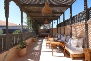 马拉喀什里亚德左亚44摩洛哥传统庭院住宅的平台上设有带沙发和桌子的庭院
