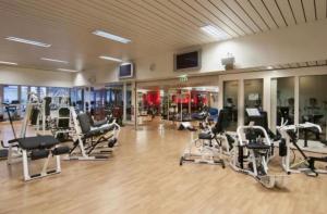 苏黎世Studio的健身房,配有各种跑步机和机器