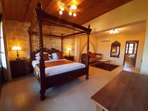 罗德镇斯尼克里斯历史精品酒店的一间卧室,卧室内配有一张天蓬床