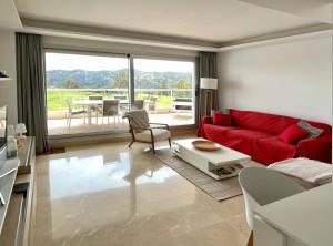 卡拉德米哈斯Appartement du Bonheur的客厅配有红色的沙发和桌子