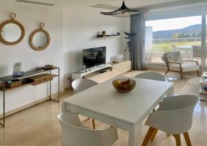卡拉德米哈斯Appartement du Bonheur的客厅配有白色的桌子和椅子
