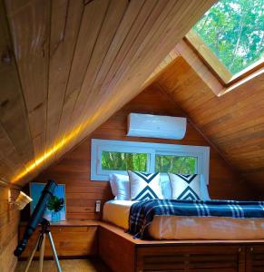格拉玛多Vila Nambu - Exclusive Pousada的小木屋内一间卧室,配有一张床