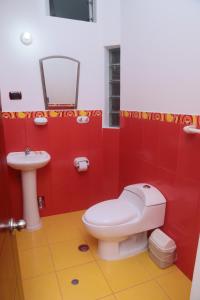 塔拉波托Flor del Valle的红色的浴室设有卫生间和水槽