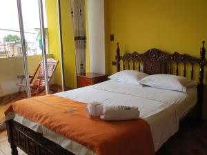 塔拉波托Flor del Valle的一间卧室配有一张带橙色毯子的大床