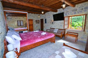 基萨莫斯Villa Olive Tree with Private Pool的一间卧室配有一张大床和一台电视。