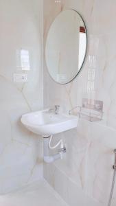 科代卡纳尔Villa de Montana的白色的浴室设有水槽和镜子